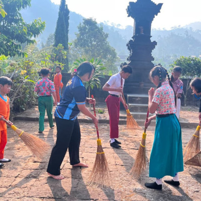 Wujudkan Green Dharma dan Ekoteologi, Bimas Hindu Karanganyar Gelar Gerakan "Gembira" di Pura Tunggal Ika Ngargoyoso