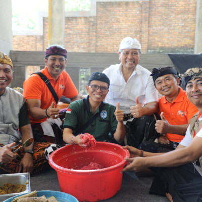 Jelang Piodalan Pura Parahyangan Agung Jagatkarta, Tradisi Ngelawar Bersama Satukan Umat Hindu dalam Semangat Gotong Royong dan Kebersamaan