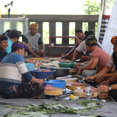 Jelang Piodalan Pura Parahyangan Agung Jagatkarta, Tradisi Ngelawar Bersama Satukan Umat Hindu dalam Semangat Gotong Royong dan Kebersamaan