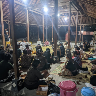 Tradisi Sembahyang Malam Jumat Kliwon Perkuat Sraddha dan Bhakti Umat Hindu Klaten