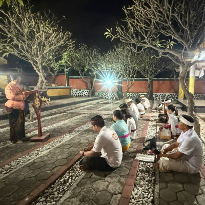 Purnama Sasih Ketiga di Pura Manditha, Penyuluh Hindu Ajak Umat Jernihkan Pikiran dan Sucikan Hati