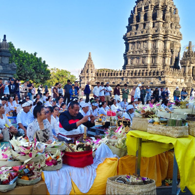 Selat dan Laut Tak Jadi Penghalang, Purnama Katiga Satukan Umat Hindu di Candi Prambanan