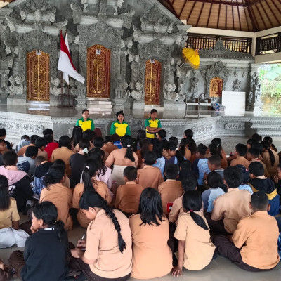 Terapkan Vasudhaiva Kutumbakam, Bimas Hindu Mimika Edukasi Toleransi 50 Siswa SD di Pura Mandaloka