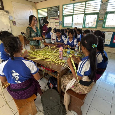 Lestarikan Tradisi Sejak Dini, Kemenag Gianyar Bimbing Siswa Tegallalang Buat Tipat dan Klakat