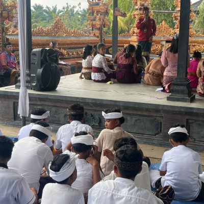 Wujudkan Ekoteologi di Hari Suci Tumpek Uye, Pokjaluh Hindu Lampung Tengah Ajak Ratusan Siswa Lepas Burung ke Alam Bebas
