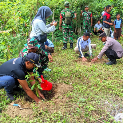 Saat Karhutla Melanda Sejumlah Wilayah, Kemenag Karangasem dan Kodim 1623 Tanam Pohon untuk Mitigasi