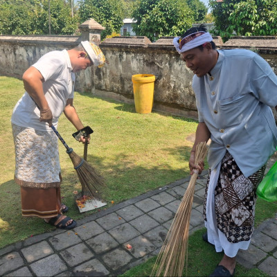 Sambut Tumpek Uye, Bersih-Bersih Pura Jadi Wujud Kepedulian terhadap Alam