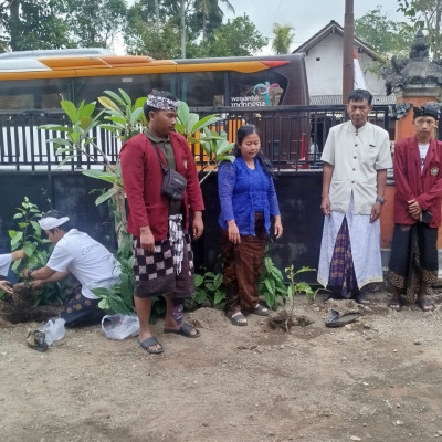 Perkuat Ekoteologi di Banyuwangi, Tim PKM STAHN Jawa Dwipa Tanam Pohon di Pura Sandya Dharma