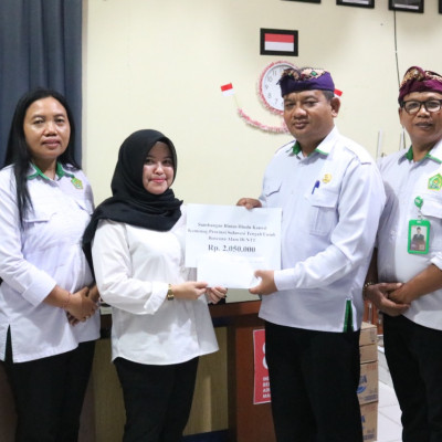 Wujud Vasudhaiva Kutumbakam, Pembimas Hindu Sulteng Serahkan Donasi Gempa NTT