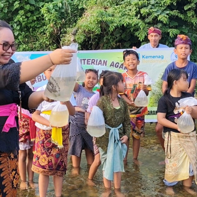 Wujudkan Palemahan Lewat Tumpek Uye, 200 Ekor Ikan Ditebar di Perairan Desa Tindaki