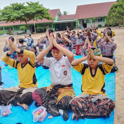 Siswa Hindu SDN 1 Cakat Raya Nyalakan Api Bhakti Melalui Kegiatan ROHIN di Pura Sekolah