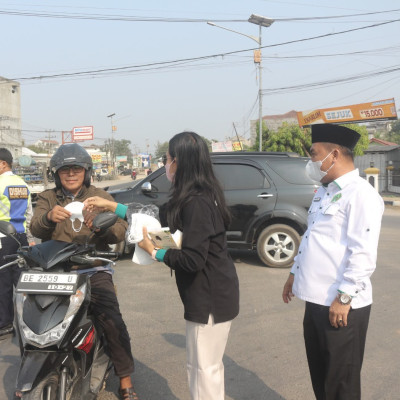 Abu Vulkanik Anak Krakatau Meluas, Penyuluh Lintas Agama Pringsewu Bagikan Masker dan Bersihkan Rumah Ibadah