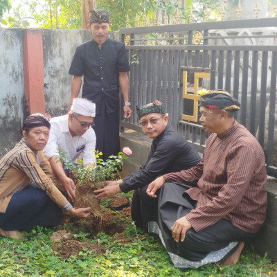 Tanam 5 Pohon Bunga, STAHN Jawa Dwipa Dorong Green Dharma di Pura Blitar
