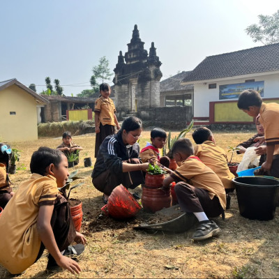 Galon Bekas Jadi Pot, 23 Murid Adi Widyalaya Karanganyar Belajar Kurikulum Cinta lewat Aksi Nyata