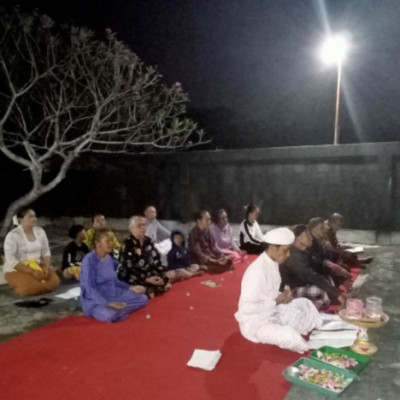 Umat Tak Banyak, Semangat Tak Padam: Sesepuh Pura Nglundo Tetap Rawat Sraddha dan Bhakti