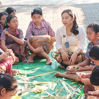 Perkokoh Karakter Generasi Muda, Penyuluh Agama Hindu bekali Siswa dengan Dharma Gita dan Mejejaitan