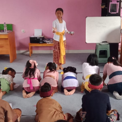 Belajar Mantra dan Mebanten Saiban, Guru Hindu di Palu Tanamkan Dharma Sejak Dini