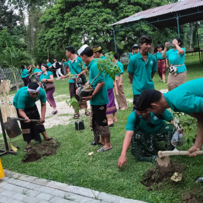 Tanam Pohon di Pura Mrajepati, Mahasiswa Hindu Palu Perkuat Kepedulian Lingkungan