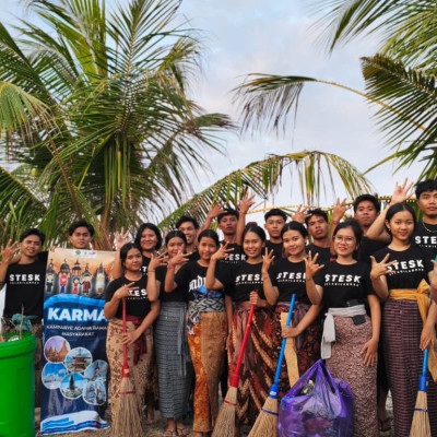 Implementasikan Ekoteologi Hindu, Pemuda Nusa Penida Gelar Aksi Bersih Pesisir Berbasis Tri Hita Karana