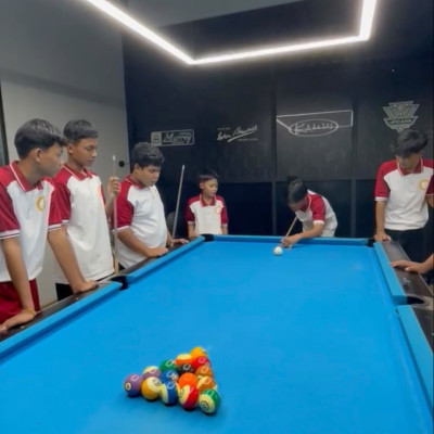 Belajar di Luar Kelas, Siswa UWK Eka Dharma Sastra Asah Konsentrasi Lewat Biliar