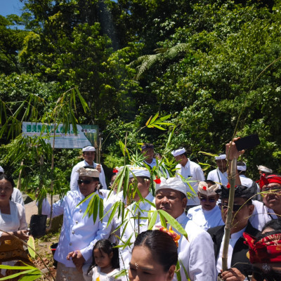 Perkuat Gerakan Ekoteologi di Pura Lempuyang, Bimas Hindu Karangasem Gelar Penanaman Bambu