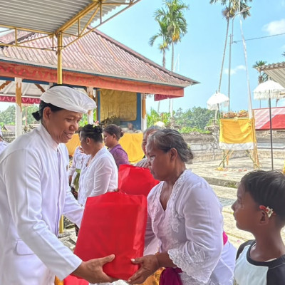 Hadirkan Pelayanan Berdampak, Bimas Hindu Papua Barat Salurkan Bantuan Program SAMA di Wasegi Indah