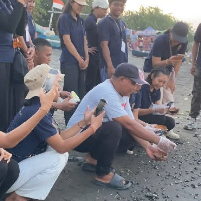 Membumikan Ajaran Palemahan, Civitas Akademika Mpu Kuturan Gelar Konservasi Pesisir dan Pelepasan Tukik
