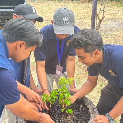 Bumikan Ekoteologi di Desa Dencarik, Mahasiswa KKN IAHN Mpu Kuturan Hijaukan Kawasan Pura dan Ruang Publik