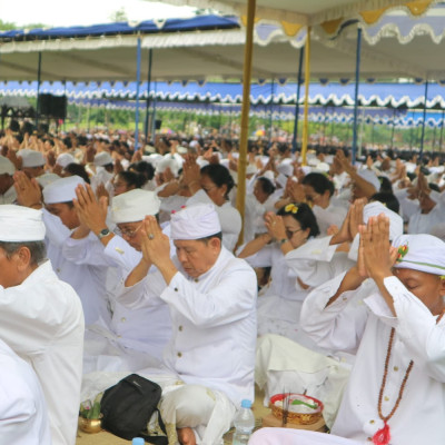 Sambut Nyepi 2024, Ribuan Umat Hindu Ikuti Upacara Tawur Agung di Candi Prambanan